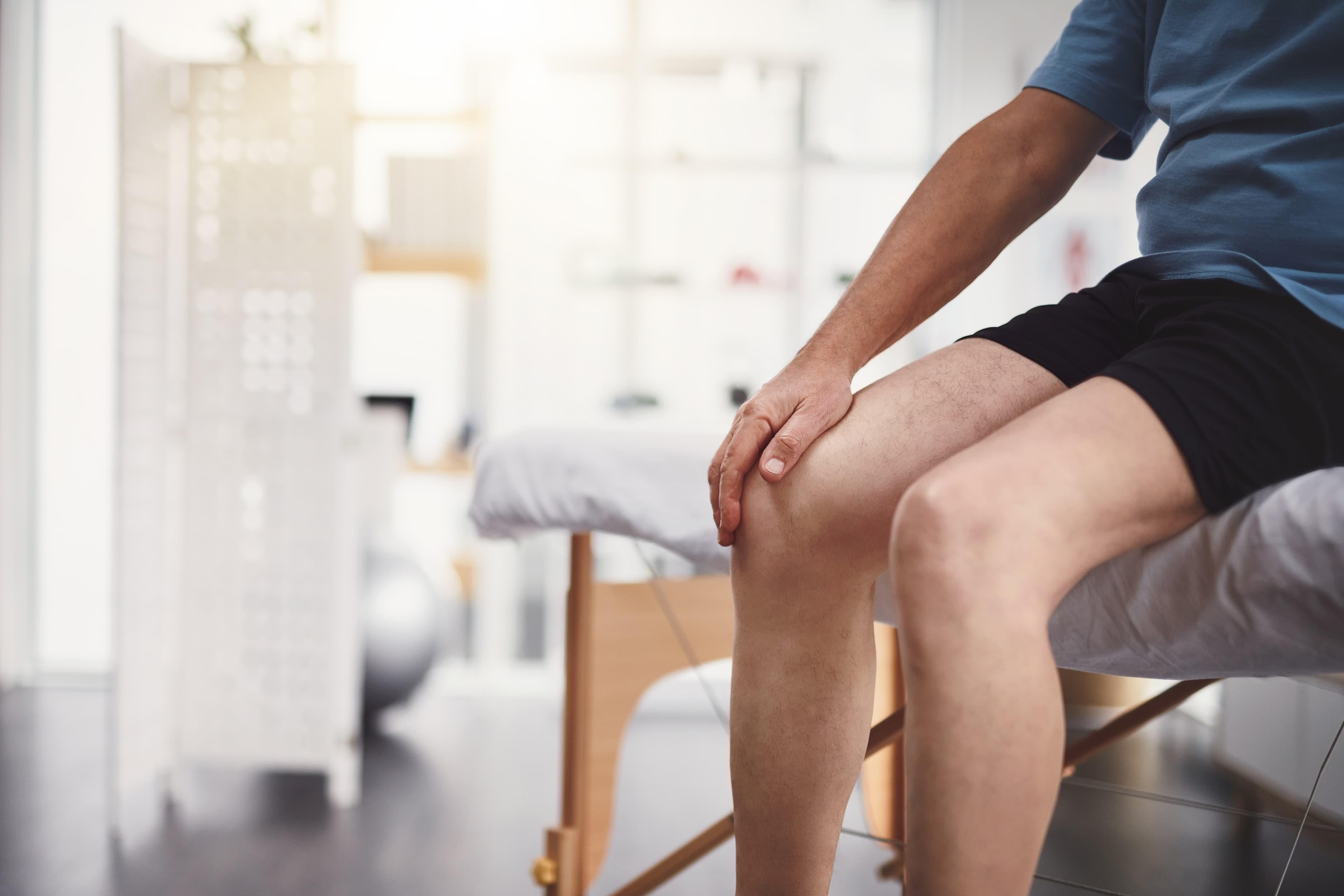 Older patient with knee osteoarthritis in a rehabilitation setting